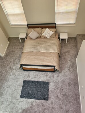 4 habitaciones, tabla de planchar con plancha, wifi y ropa de cama 