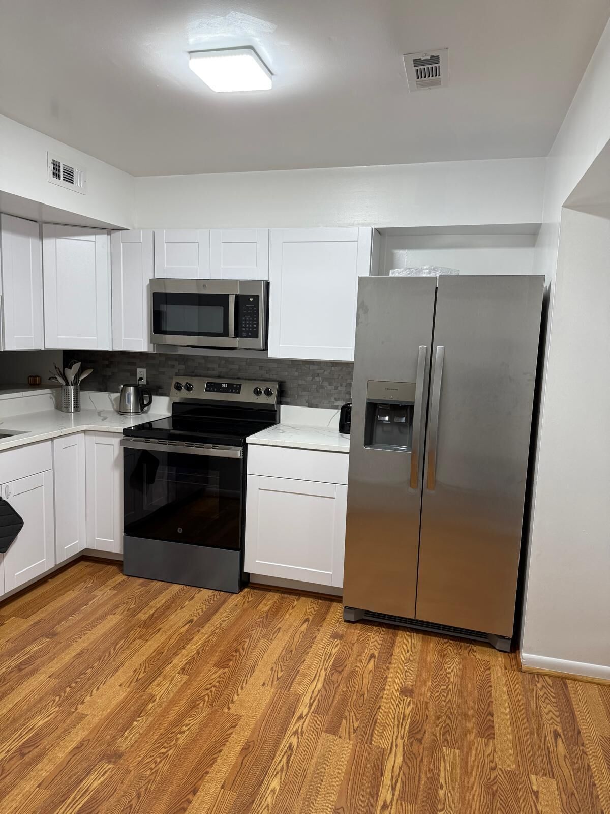 Kjøleskap, mikrobølgeovn, ovn og kokeplater