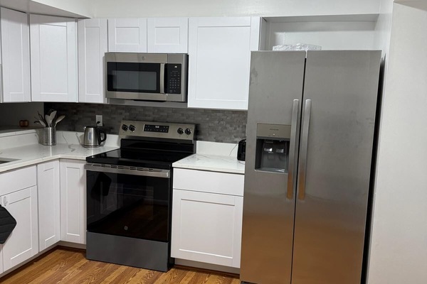 Frigorifero, microonde, forno, piano cottura