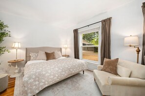 Casa, várias camas, varanda, vista para o jardim (520 W Oak Street) | 3 quartos, individualmente decorados, individualmente mobiliados