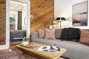 Casa, várias camas, varanda, vista para o jardim (520 W Oak Street) | Área de estar