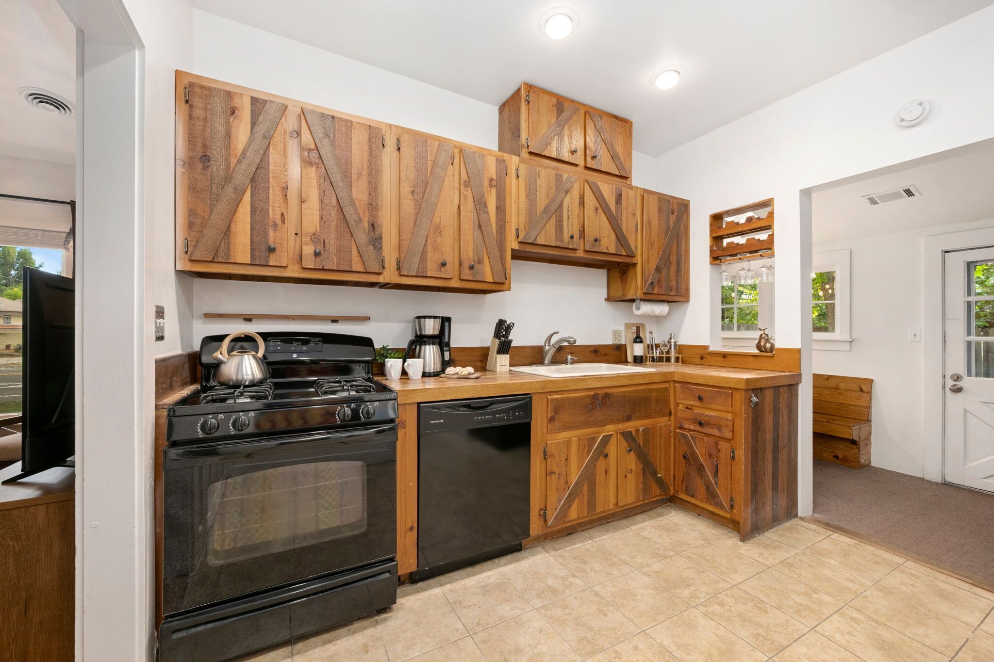 Casa, varias camas, patio, vista al jardín (520 W Oak Street) | Cocina privada