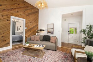 Talo, useita sänkyjä, patio, näköala puutarhaan (520 W Oak Street) | 3 makuuhuonetta, yksilöllisesti sisustettu, yksilöllisesti kalustettu