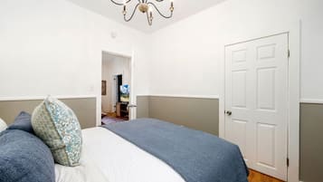 House, Multiple Beds, Patio, Garden View (520 W Oak Street) | 3 bedrooms, individually decorated, individually furnished, desk