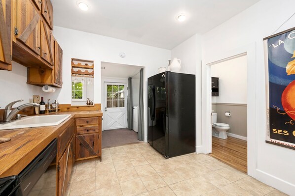 Casa, varias camas, patio, vistas al jardín (520 W Oak Street) | Cocina privada