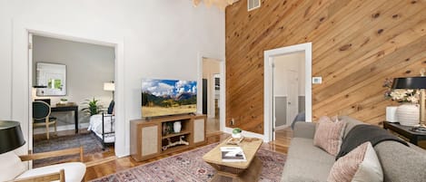 Hus - flere senge - terrasse - udsigt til have (520 W Oak Street) | Opholdsområde