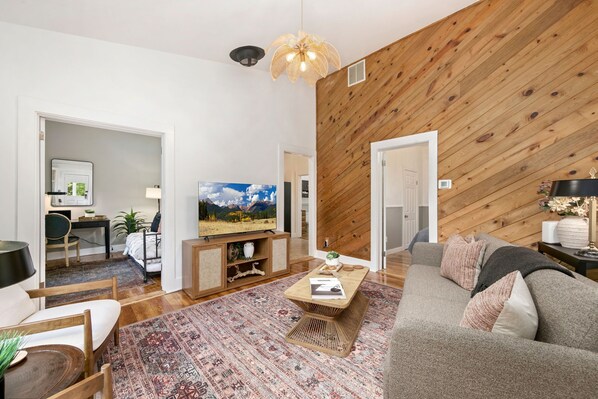 House, Multiple Beds, Patio, Garden View (520 W Oak Street) | Living area