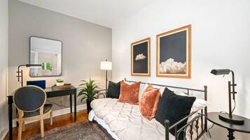 Hus - flera sängar - uteplats - utsikt mot trädgården (520 W Oak Street) | 3 sovrum, individuell inredning, unika möbler och skrivbord