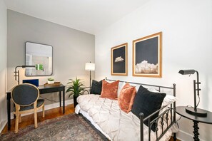 Hus - flera sängar - uteplats - utsikt mot trädgården (520 W Oak Street) | 3 sovrum, individuell inredning, unika möbler och skrivbord