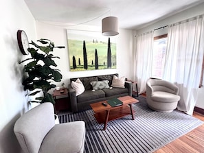 Smart TV - Casa Italiana: Cozy home in the heart of The Hill (St. Louis)