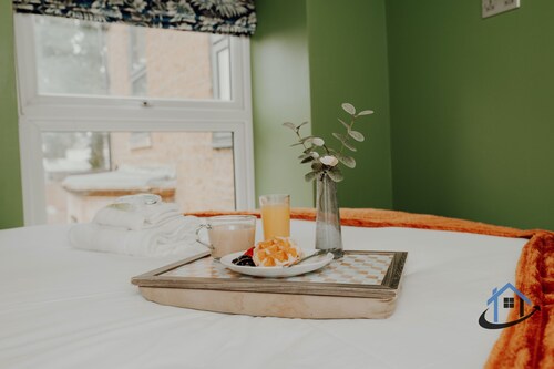 Apt 3 - Manor House - 2 Bed 2 bathroom sleeps 5 parking