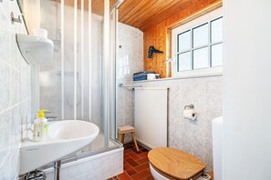 Shower, hair dryer, towels - Apartment Nolde, 33 sqm, 1 Bedroom, Max. 2 Guests (Pellworm)