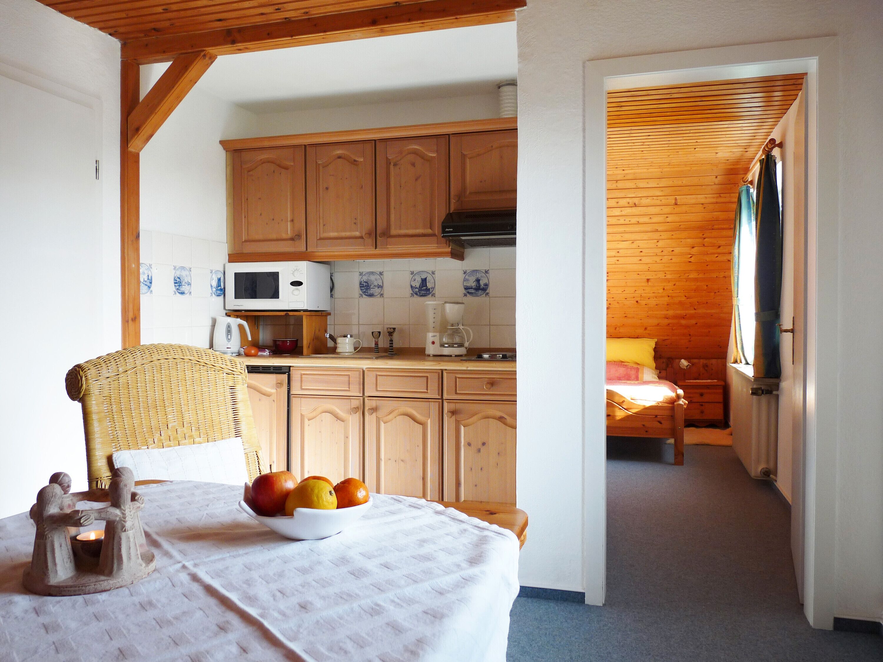 Kühlschrank, Mikrowelle, Herdplatte, Wasserkocher mit Kaffee-/Teezubehör