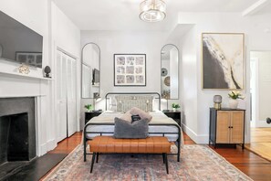 1 bedroom, desk, iron/ironing board, travel cot - Historic Savannah Parlor Apartment, Walkable (Savannah)