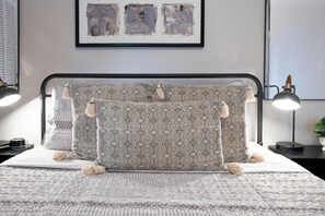 1 Schlafzimmer, Schreibtisch, Bügeleisen/Bügelbrett, Reisekinderbett