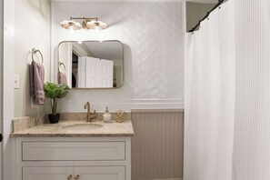 Shower, hair dryer, towels, shampoo - Historic Garden-Level Downtown Apt with Backyard (Savannah)