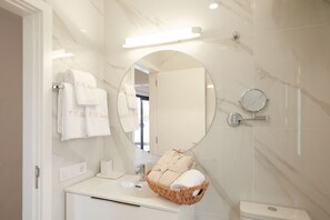Een douche, een haardroger, handdoeken, zeep