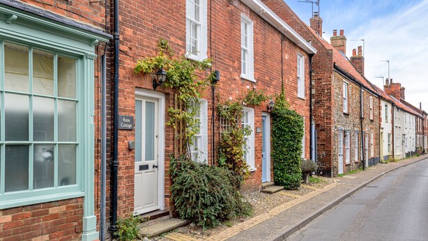 A row of terraced houses with brick facades, white doors, and small front gardens. - Rose Cottage - sleeps 4 guests  in 2 bedrooms (Burnham Market)