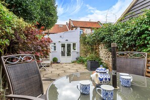 Outdoor dining - Rose Cottage - sleeps 4 guests  in 2 bedrooms (Burnham Market)