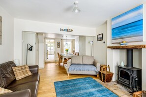 TV - Rose Cottage - sleeps 4 guests  in 2 bedrooms (Burnham Market)