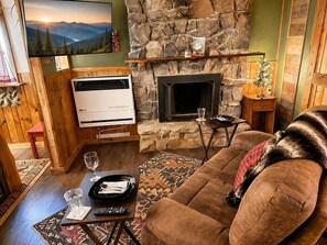 TV, fireplace, offices - Timber Hause #7 (Ruidoso)
