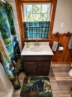 Shower, towels - Timber Hause #7 (Ruidoso)