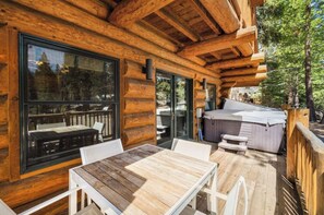 Outdoor dining - Mashie Meadows log home with hot tub 9 sleeps 9 ,near skiing and beach ,sleeps 9 (Tahoe Vista)