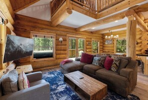 Smart TV, fireplace, table football - Mashie Meadows log home with hot tub 9 sleeps 9 ,near skiing and beach ,sleeps 9 (Tahoe Vista)