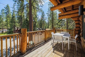 Outdoor dining - Mashie Meadows log home hot tub boot dryer sleeps 10 + 2 close to skiing & beach (Tahoe Vista)