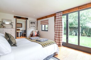 4 bedrooms, iron/ironing board, travel cot, WiFi - The Paddock - sleeps 10 guests  in 4 bedrooms (Stanhoe)