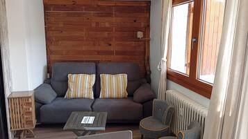 Basic Apartment | Living area | TV