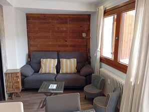 Basic Apartment | Living area