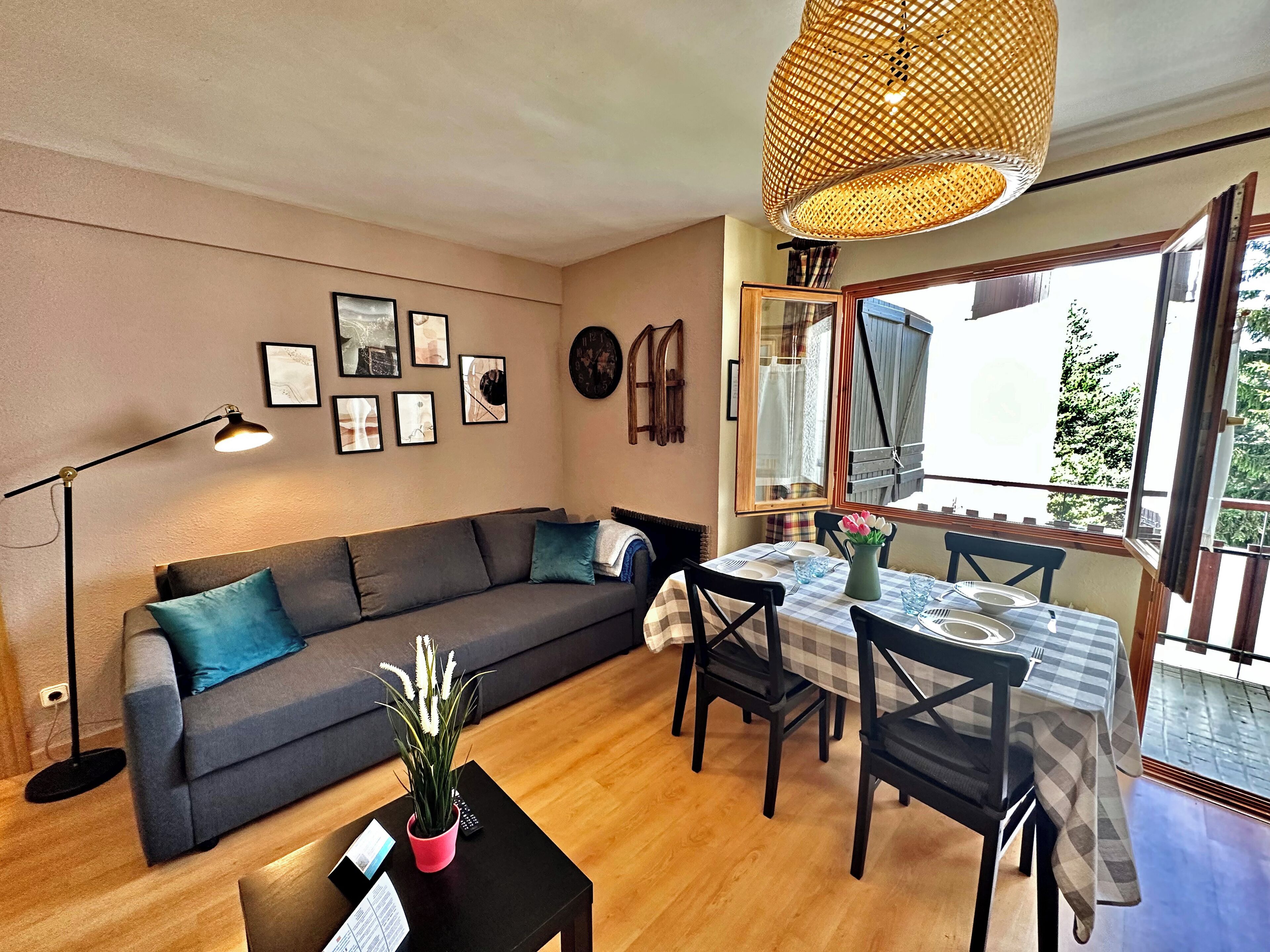 Eenvoudig appartement | Woonruimte | Een televisie