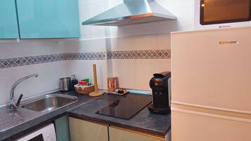 Basic-Apartment | Eigene KĂŒche | KĂŒhlschrank, Mikrowelle, Herdplatte, Kochgeschirr/Geschirr/Besteck