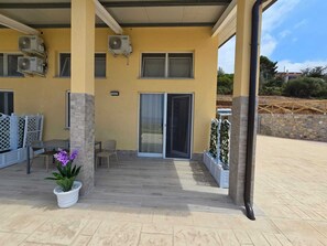 Outdoor dining - RIVIELLO ROOMS. (Marina di Camerota)