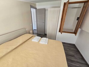 4 bedrooms, iron/ironing board, WiFi, bed sheets - RIVIELLO ROOMS. (Marina di Camerota)