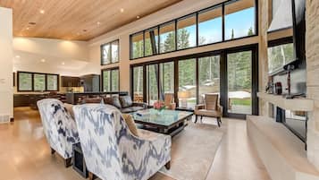 Studio (3 Bedrooms) | Living room