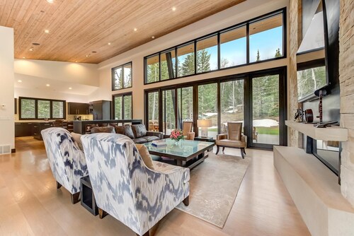 KBM Resorts Walk to Slopes, Sports Court, Private Home Theater, Sleeps 16, Private Hot Tub Pco-184g