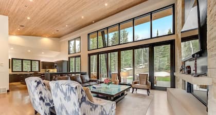 KBM Resorts Walk to Slopes, Sports Court, Private Home Theater, Sleeps 16, Private Hot Tub Pco-184g