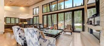 KBM Resorts Walk to Slopes, Sports Court, Private Home Theater, Sleeps 16, Private Hot Tub Pco-184g