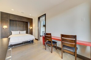 开间 (3 Bedrooms) | 3 多间卧室、笔记本电脑工作区、熨斗/熨衣板、免费婴儿床