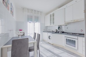 Departamento, 2 habitaciones, balcón, vista a la ciudad | Cocina privada | Refrigerador, microondas, horno y parrilla de estufa 