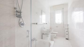 Apartemen, 2 kamar tidur, balkon, pemandangan kota | Kamar mandi | Kombinasi shower/bathtub, pengering rambut, handuk, dan sabun