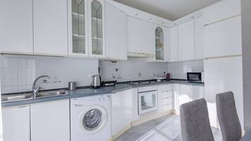 Apartment, 2 Bedrooms, Balcony, City View | Private kitchen | Fridge, microwave, oven, stovetop