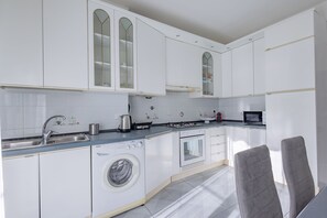 Departamento, 2 habitaciones, balcón, vista a la ciudad | Cocina privada | Refrigerador, microondas, horno y parrilla de estufa 