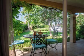 Outdoor dining - La Bienvenue - Four Bedroom Villa, Sleeps 8 (Pézenas)