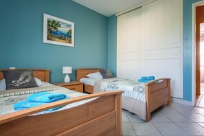 4 habitaciones, tabla de planchar con plancha, wifi y ropa de cama 