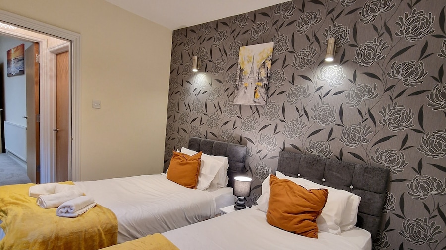 2-Bedroom with Free Parking in Coventry