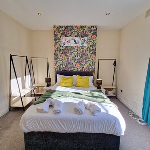 Apartment, 2 Bedrooms | Iron/ironing board, free WiFi - 2-Bedroom with Free Parking in Coventry (Coventry)