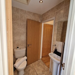 Apartment, 2 Bedrooms | Bathroom - 2-Bedroom with Free Parking in Coventry (Coventry)